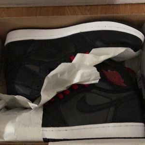 Jordan 1 Retro High
Black Satin Gym Red